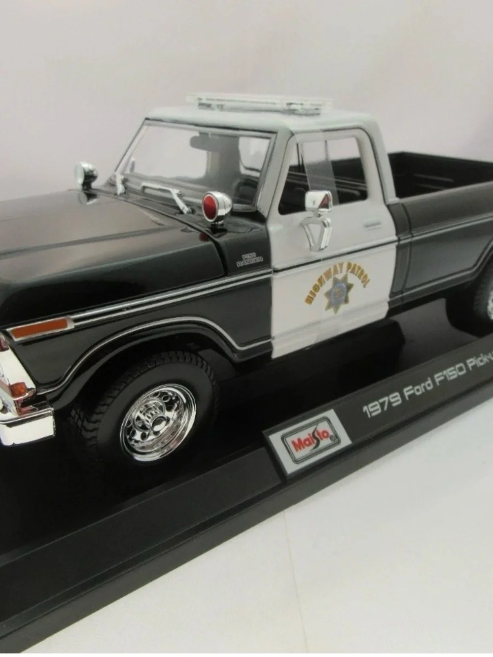 Black & White 1979 Ford F-150 Pickup Maisto 1/18 Die-Cast